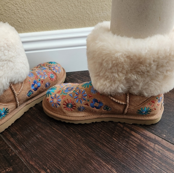Ugg Embroidered Mini Boots with Fur Size 6 - Picture 6 of 8
